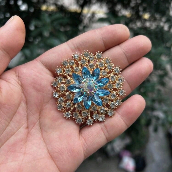 Rhinestone Crystal Gold Tone Large Shiny Sparkly Starburst Brooch Pin - Picture 3 of 6